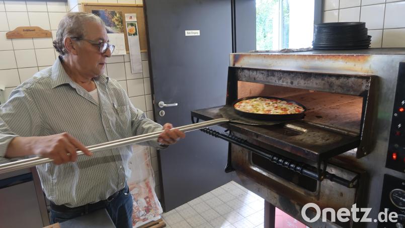 Alessandro Iannello schiebt nur noch bis Montag Pizza in den Ofen. Dann ist endgültig Feierabend für ihn. Bild: Kunz