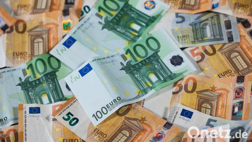 Eine Seniorin aus Lichtenberg im Landkreis Hof ist Opfer einer Betrügerbande geworden. Sie übergab mehrere zehntausend Euro einer unbekannten Frau. Symbolbild: Jens Büttner/dpa