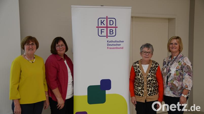 Rita König löste als neue Bezirksvorsitzende Elke Burger (Dritte und Zweite von links) ab, die nun neue Stellvertretern ist. Bildungsreferentin Gisela Niklas-Eiband (links) und Diözesanvorsitzende Martha Bauer (rechts) gratulierten. Bild: ak