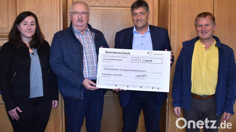 Herbert Putzer, Vorsitzender der Kinderkrebshilfe in der Region Oberpfalz Nord (Zweiter von links) nimmt eine Spende von 1500 Euro entgegen. Mit im Bild zeigt Kulturmanagerin Birgit Plößner sowie Benno Englhart (rechts) und Bürgermeister Edgar Knobloch. Bild: rgr