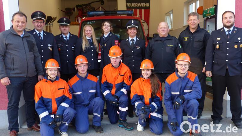 Die erfolgreichen jungen Feuerwehrler mit den Schiedsrichterin, Ausbildern sowie Vorsitzendem Peter Schwabl und Bürgermeister Anton Kappl Bild: sl