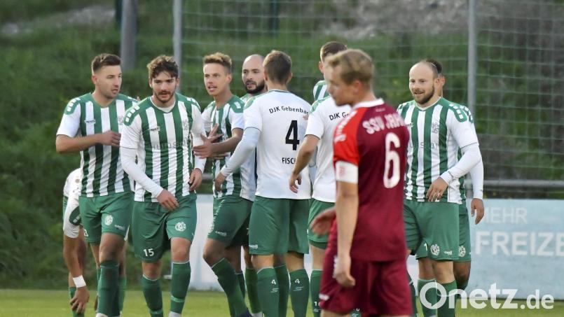 Gratulation für Nico Becker (Vierter von links) nach seinem Treffer zum 1:0 durch Jonas Lindner, Johannes Scherm, Dominik Haller, Jan Fischer und Friedrich Lieder (von links). Jahn-Kapitän Julian Ziegler (vorne) ist restlos bedient. Bild: Hubert Ziegler