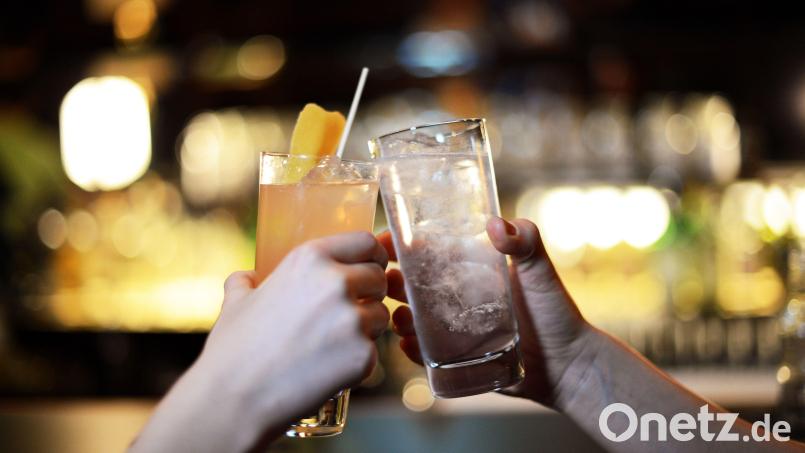 Na denn, Prost. Vor allem Frauen in Feierlaune werden bisweilen Opfer von Straftätern, die K.o.-Tropfen in Drinks mischen. Vorwürfe, dies sei bei einer Party in Hannersgrün geschehen, lassen sich jedoch nicht aufrecht erhalten. Symbolbild: Jens Kalaene/dpa