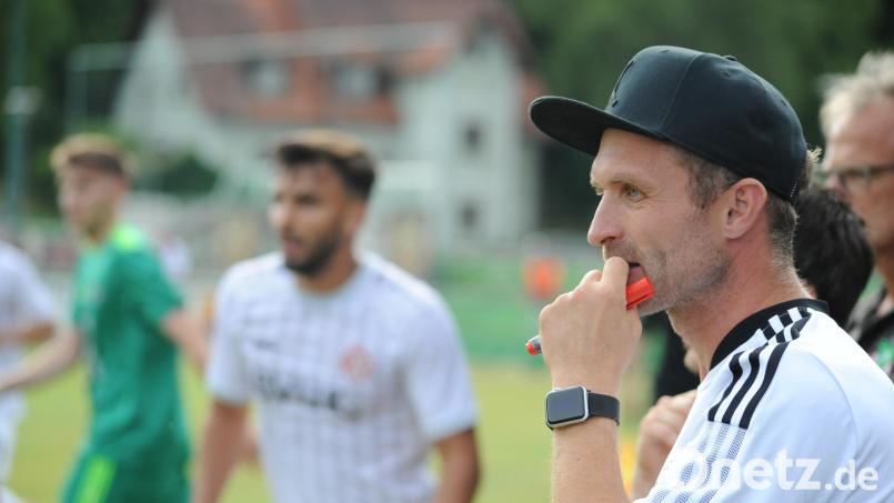 Auch Trainer Jürgen Schmid (rechts) hatte an der Niederlage gegen Hof zu knabbern. Archivbild: Andreas Brückmann