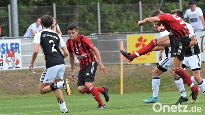 Nico Argauer (rechts beim Torschuss) möchte die Führung in der Bezirksliga-Torjägerliste zurück haben. Mit seinen fünf Treffern am Mittwoch beim 6:0 im Nachholspiel gegen den FC Untertraubenbach ist der Ränkamer Johannes Kordick an Argauer vorbeigezogen. Argauer war bislang zehnmal erfolgreich, Kordick steht bei 11 Toren. Vielleicht gelingt dem SC-Stürmer gegen den FC Wernberg ein Doppelpack? Bild: Büttner, Gerhard
