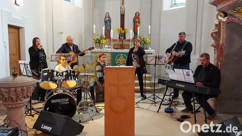 Sie erfüllen den Auftrag Gottes: Die Lobpreisband &quot;Kairos&quot; mit (von links) Andrea Faltermeier, Andreas und Claudia Scheidler, Katrin und Christian Seidl, Hermann Prölß und Sohn Valentin am Schlagzeug. Bild: bk