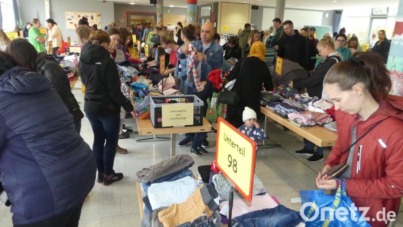 Schnäppchenjäger stürmten die Aula der Markus-Gottwalt-Schule Bild: rn