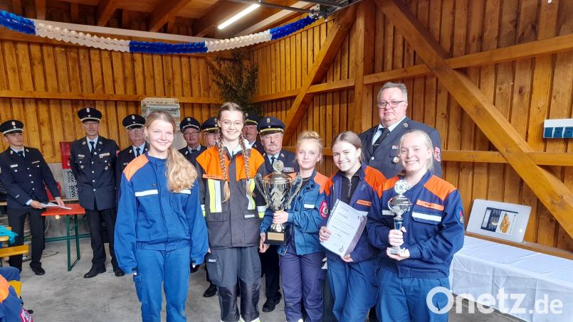 Die siegreiche Mannschaft der Jugendfeuerwehr Beidl-Schönficht mit (vorne, von links) Sophie Gleißner, Julia Gleißner (Begleitung), Emily Grüner, Marie Gleißner und Ida Wein. Es gratulierten Kreisbrandrat Andreas Wührl (hinten Mitte) und Kreisjugendwart Wolfgang Bauer (rechts hinten). Bild: Michael Vollath/exb