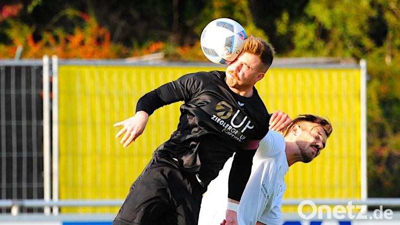 Tirschenreuths Kapitän Bastian Popp (links) klärt in dieser Szene mit einem wuchtigen Kopfball vor Lukas Trösch vom SV Mitterteich II. Die Kreisliga-Partie endete am Freitagabend torlos. Bild: Schrems