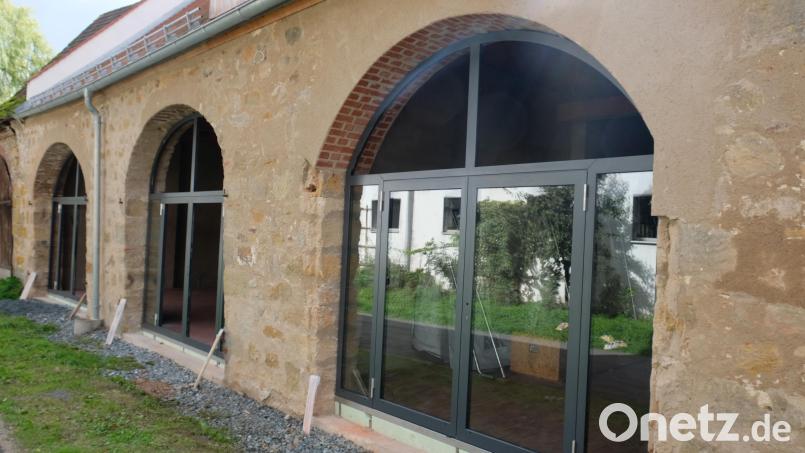 Mit dem Einbau neuer Tore kann die Sanierung historischer Scheunen in Kürze abgeschlossen werden Bild: do