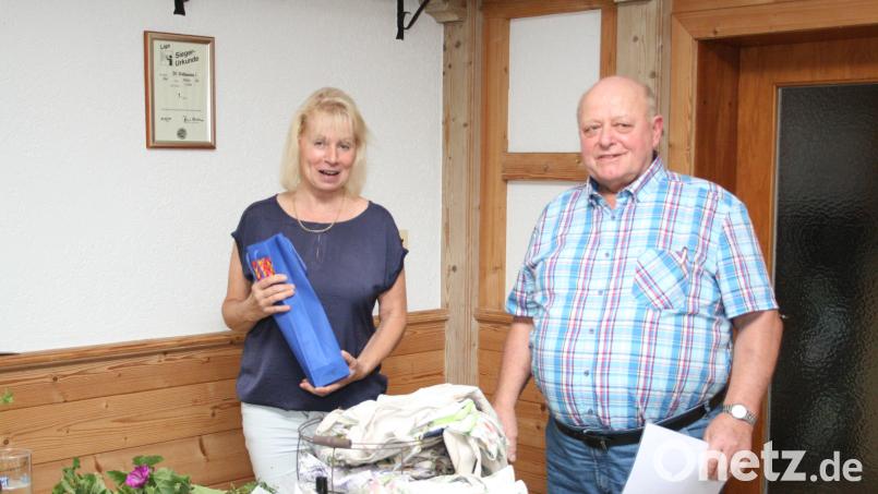 Vorsitzender Erwin Bächer dankte Referentin Marie Swakowski unter dem Beifall der Zuhörer. Bild: roh