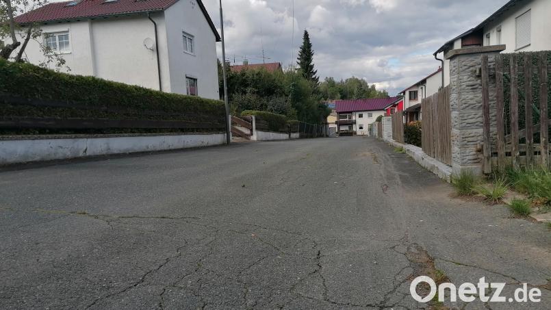 Die Blumenstraße im Ortsteil Scheibe ist das große Sorgenkind der Gemeinde Krummennaab. Der Kanal muss saniert werden. Bild: vsr