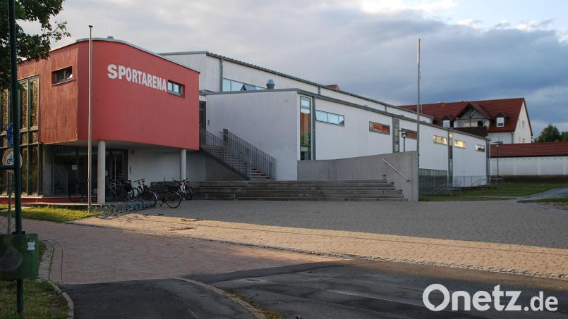 Rathaus, Sportarena (Bild) und Werner-Porsch-Schule werden bereits mit regenerativer Energie (Hackschnitzel) mittels Fernwärme beheizt. Die Gemeinde sucht nun weiter nach Einsparmöglichkeiten in Zeiten der Energiekrise. Bild: ak