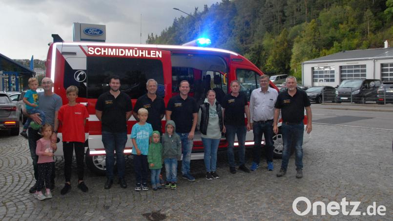 Das neue MZF wurde von den Kommandanten abgeholt und von den Aktiven sowie Bürgermeister Peter Braun (Zweiter von rechts) in Empfang genommen. Bild: pop