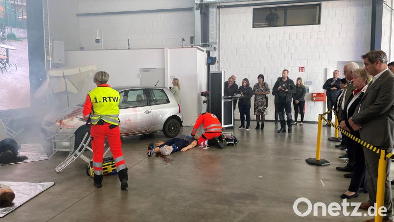 Schaurig, aber leider realitätsnah stellten Rettungskräfte in Neuhaus für Ministerpräsident Markus Söder (rechts) ein Katastrophenszenario nach. Bild: phs