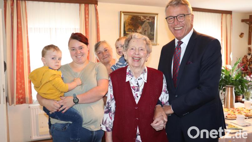 Annemarie Völkl (Mitte) feierte ihren 95. Geburtstag. Es gratulierten Bürgermeister Franz Stahl (rechts), Schwiegertochter Doris Völkl (hinten, mit Urenkel Noah) sowie Schwiegerenkelin Julia Völkl (links, mit Urenkel Jonas). Bild: Stadt Tirschenreuth/exb
