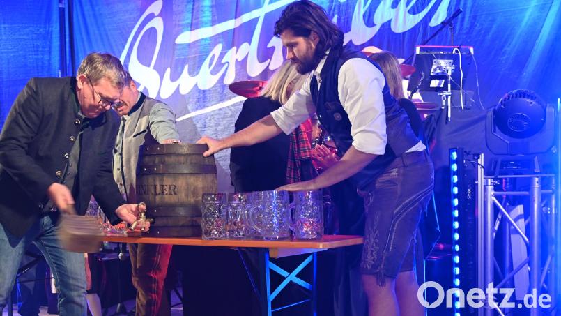 Ambergs Oberbürgermeister Michael Cerny zapfte am Freitagabend im Beisein von Bräu Max Winkler das erste Fass Dult-Bier an. Bild: gf