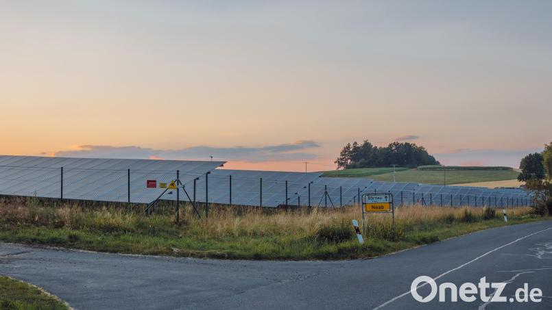 In Naab bei Bärnau gibt es einen Solarpark. Auch auf einer Fläche im Mitterteicher Ortsteil Oberteich entlang der Bahnlinie soll in den nächsten ein bis zwei Jahren eine Photovoltaik-Freiflächenanlage entstehen. Ihre Größe hat der Stadtrat Mitterteich nun beschlossen. Symbolbild: Susanne Forster