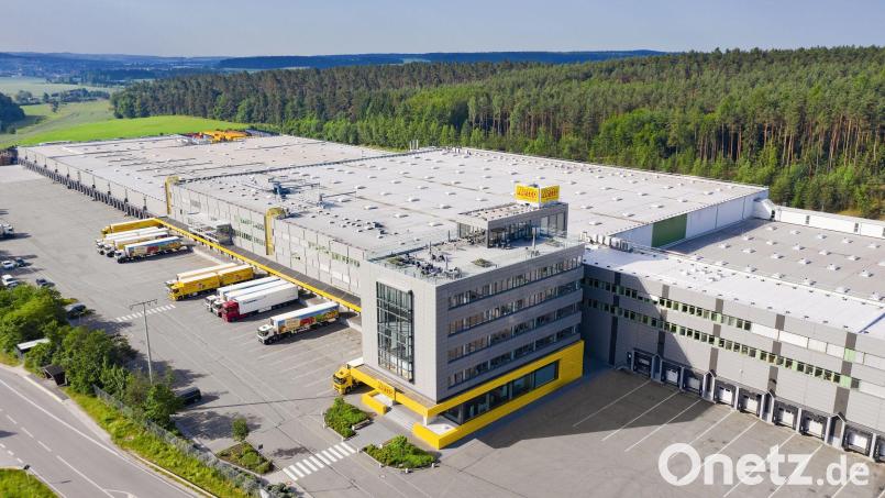 Seit 30 Jahren hat die Firma „Netto Marken-Discount“ ihr Zentrallager in Ponholz (Stadt Maxhütte-Haidhof). Aktuell sind auf dem Standort rund 1300 Personen beschäftigt. Luftbild: Netto Marken-Discount/exb