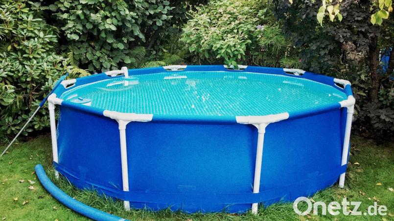 Die Entsorgung von Swimmingpool-Wasser mit gebührenrechtlichen Folgen stand in der Gemeinderatssitzung auf der Agenda. Symbolbild: Zacharie Scheurer/dpa