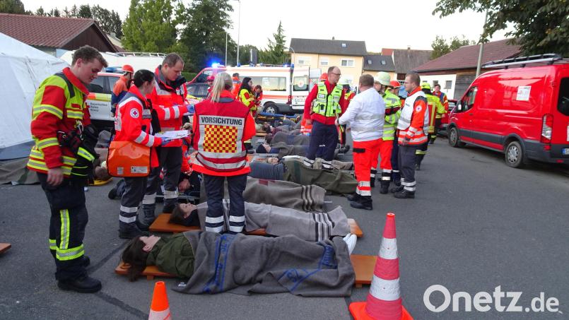 Bei einer Großübung mussten die Rettungskräfte zahlreiche vermeintlich bewusstlose Personen aus dem Festzelt bergen. Bild: hm
