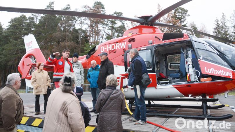 Die Senioren bei der Besichtigung des Rettungsshubschraubers. Bild: Gabi Schönberger