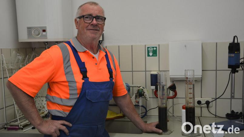 Klärwärter Reinhold Bauer mit Proben des Klärschlamms im betriebseigenen Labor in der Kläranlage. Bild: jr