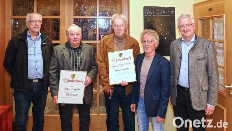Der TSV Erbendorf ernannte in Dank und Anerkennung ihrer Verdienste Willi Müller (Dritter von rechts) zum Ehrenvorsitzenden und Anton Rupprecht (Zweiter von links) zum Ehrenmitglied. Mit auf dem Bild (von links) Spartenleiter Bernt Rose, TSV-Vorsitzender Bernhard Reis und Bürgermeister Johannes Reger. Bild: njn