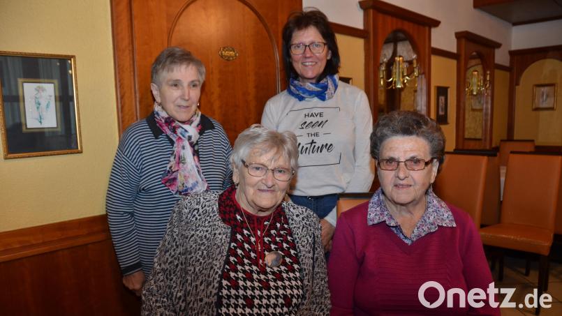 Anneliese Peugler (links) nimmt für ihren Ehemann Horst die Auszeichnung für 62 Jahre beim Obst- und Gartenbauverein mit der Ehrennadel am Bande entgegen. Vorsitzende Barbara Dineiger (Zweite von rechts) würdigt ebenfalls die ehemalige stellvertretende Vorsitzende Anneliese Eger (vorne links) und Waltraud Schwartz (rechts). Sie erhalten die Ehrennadel in Silber. Bild: dob