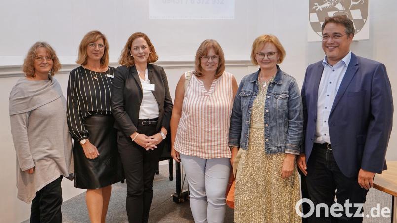 Petra Ihring, Angelika Amann, Doris Kölbl, Marion Viehauser, Monika Kagerer und Dr. Christian Glöckner (von links) informierten über Organisationen und Institutionen, die pflegenden Angehörigen zur Seite stehen. Bild: Reiner Fröhlich/exb
