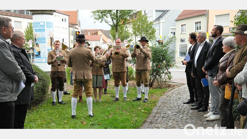 Die "Falkenauer" gedachten am "Wastl" der Opfer von Flucht und Vertreibung. Die Bubacher Blasmusik spielte einen Trauermarsch. Bild: Hirsch