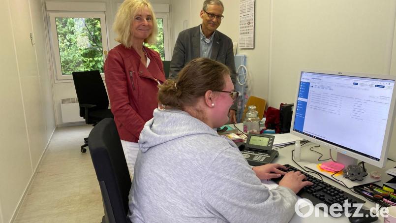 Der Leiter des Gesundheitsamtes Amberg, Dr. Roland Brey, mit zwei Mitarbeiterinnen des Contact Tracing Teams, die nunmehr mit „CISS“ arbeiten. Bild: Martina Beierl