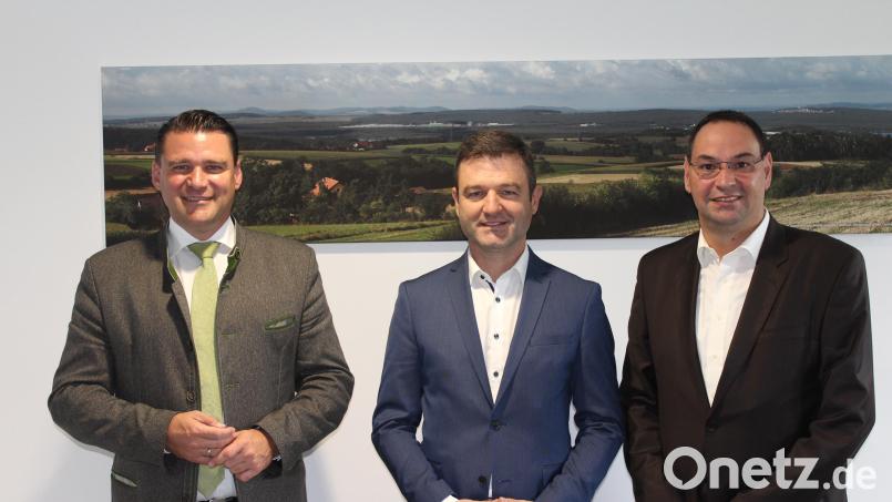 Landrat Ebeling freute sich über den Besuch des neuen Abteilungsleiters Christian Götz (Mitte) sowie des Behördenleiters Mathias Rosenmüller Bild: Manuel Lischka/exb