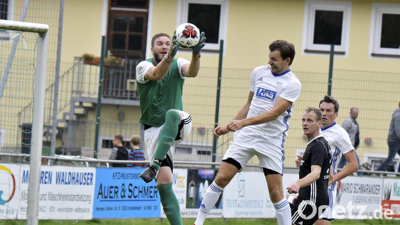Torhüter Maximilian Heller (links) vom SV Schmidmühlen kann in dieser Szene nach einer Freistoßflanke den Ball sicher aus der Luft holen. Ralph Egeter (Mitte) vom TuS Schnaittenbach kommt nicht mehr rechtzeitig heran, während Philipp Hofmann (Zweiter von rechts, Schmidmühlen) und Spielertrainer Johannes Kohl (rechts, Schnaittenbach) Beobachter der Aktion sind. Bild: Hubert Ziegler