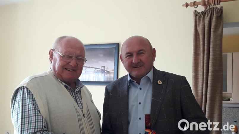 Hahnbachs 2. Bürgermeister Georg Götz (rechts) gratulierte Georg Bauer zum 85. Geburtstag. Bild: mma