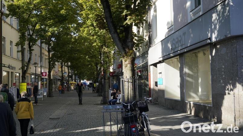Die Buchstaben an der Fassade (rechts) erinnern noch an die Zeit, als im Weidener &quot;Esprit&quot; Leben war. Nicht nur hier fällt es derzeit schwer, eine neue Filiale unterzubringen. Bild: Graf, Jakob