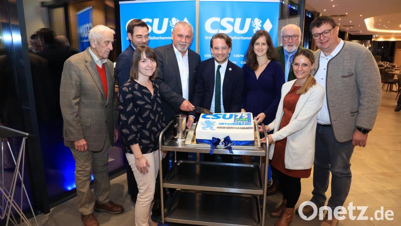 Beim Anschneiden derJubiläumstorte waren (von links) dabei: Altbürgermeister, Ehrenmitglied Georg Härning, Stephan Oetzinger, FU-Chefin Nicole Presche, Bürgermeister Ludwig Biller, Severin Hirmer, FU-Kreisvorsitzende Susanne Reithmayer, Georg Stahl, stellvertretende CSU-Bezirkschefin Stefanie Dippl und DRitter Bürgemeister Thomas Schönberger. Bild: bk