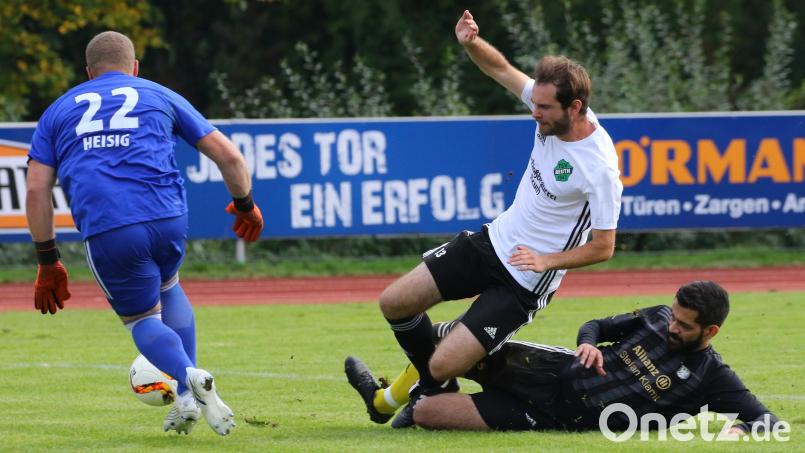 In letzter Sekunde wird der Reuther Yannick Schieder von Firat Tuna (TSV Erbendorf) gebremst, der Erbendorfer Torwart Michael Heisig muss nicht eingreifen. Das Steinwald-Derby endete 1:1. Bild: Dieter Jäschke