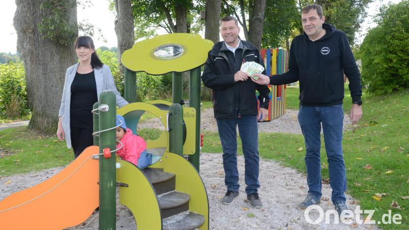 FWG/SPD-Fraktionsvorsitzender Werner Rieß (rechts) übergibt Bürgermeister Rainer Rewitzer die Spende seiner Fraktion 2000 Euro als Unterstützung für die Beschaffung der neuen Spielgeräte. Verena Künzl (links) hatte per Online-Umfrage bei den Müttern aus der Krabbelgruppe den Gerätewunsche erkundet. Bild: bey