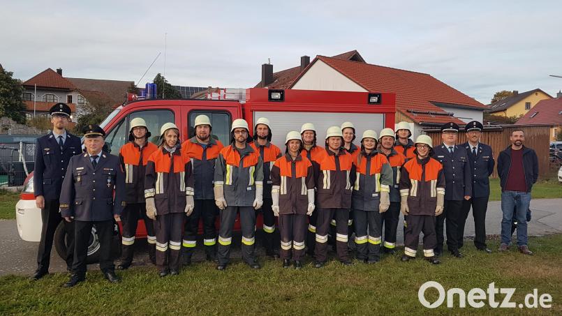 Das Prüfungsteam und Bürgermeister Armin Bulenda (rechts) sowie Vorsitzender Matthias Balk (links) gratulierten zur bestandenen Leistungsprüfung. Bild: gi