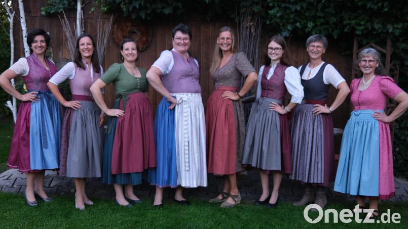 Stolz präsentieren Sabine Schindler, Andrea Roidl, Corinna Lippert, Agnes Schwendner, Sofie Meiller, Andrea Schlosser, Petra Meiller und Beate Dirscherl (von links) ihre selbst genähten Dirndl. Bild: Hirsch