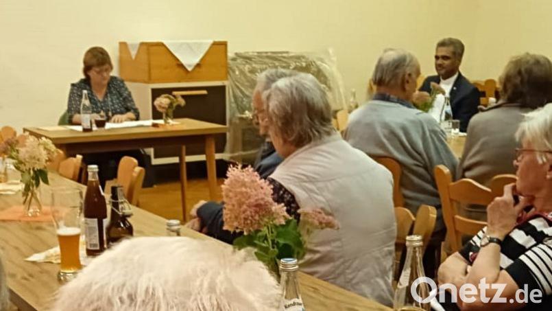 Vielen zufriedenen Zuhörern bescherte Anni Lautenbacher (links) einen humorvollen Nachmittag im Pfarrheim. Bild: Ludwig König/exb