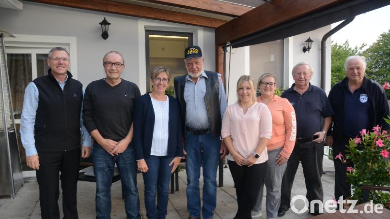 Der Jubilar Peter Oelze trägt unübersehbar eine Schimmütze mit der Zahl seines Geburtsjahres. Zum Geburtstag gratulierten unter anderem Tochter Petra (Dritte von links), deren Ehemann Rainer Böhm sowie die Enkelkinder Sandra und Kerstin. Bild: bey