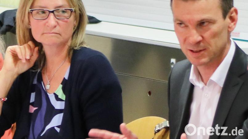 Vorstandsvorsitzender Christian Stadler und Aufsichtsratsvorsitzende Birgit Reil berichten über die Arbeit am HPZ. Bild: fz