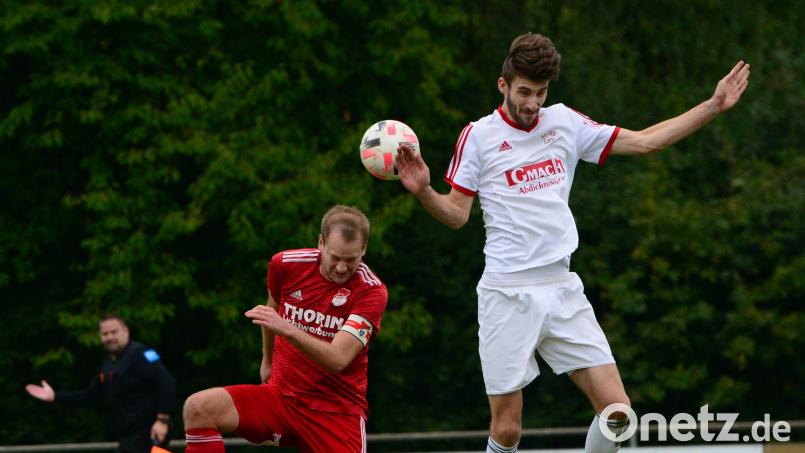 Kapitän Nicolas Schmid (links) brachte die SpVgg Pfreimd in dieser Szene gegen die SpVgg Lam in Führung. Am Ende stand der Aufsteiger aber wieder mit leeren Händen da. Bild: ham