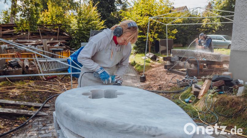Bojana Križanec aus Slowenien bearbeitet Marmor. Aus ihm kreiert sie eine Art Stecknadel – ihr Werk soll an das Innehalten erinnern. Auf der rechten Seite im Hintergrund bearbeitet Bildhauer Herbert Lankl aus Thanhausen einen Granitblock. Auf seinem Grundstück veranstaltet er derzeit ein Steinsymposium, zu dem auch Bürgerinnen und Bürger eingeladen sind. Bild: sfo
