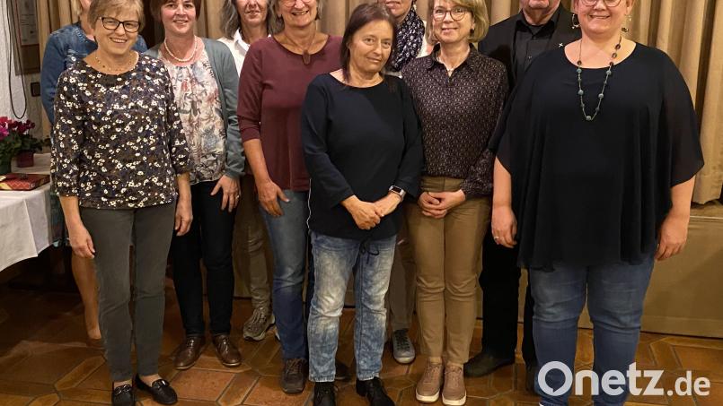 Das Vorstandsteam des Katholischen Frauenbundes Frauenbundes Tännesberg bilden (von links) Martha Bauer,, Edith Eichhorn, Charlotte Frey, Traudl Glas, Claudia Wittmann, Heidi Bäuml, Monika Wittmann, Birgit Hammer, Pfarrer Wilhelm Bauer und Sonja Schmid-Herdegen. Bild: Josef Glas