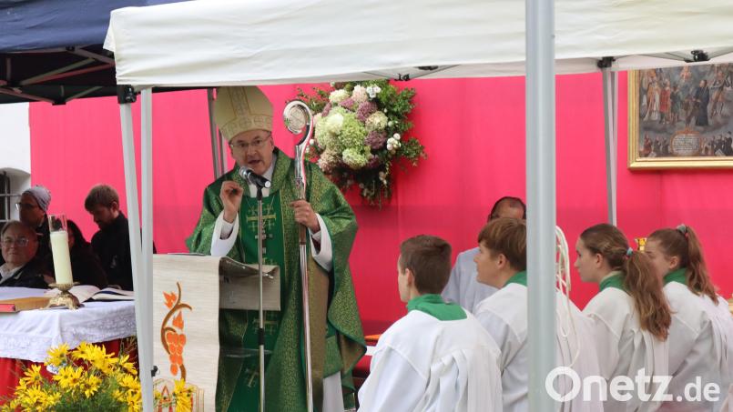 Bischof Rudolf Voderholzer zelebrierte den Festgottesdienst auf dem Eggenberg. Bild: mrr
