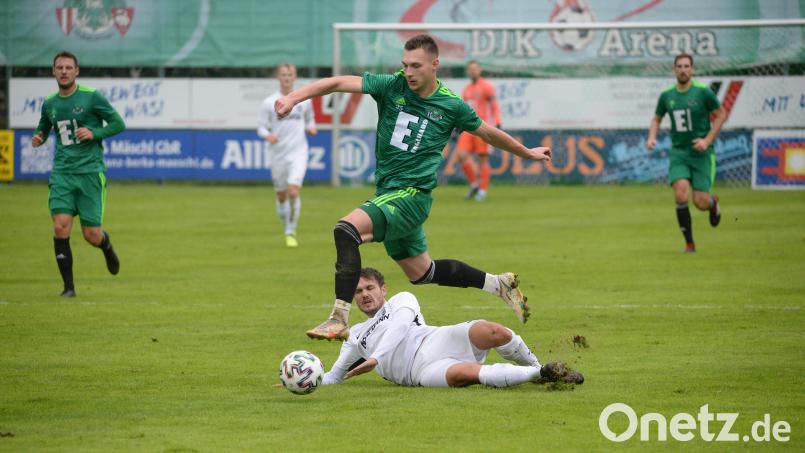 Martin Popp (Mitte) traf in der Nachspielzeit zum 1:1-Ausgleich für die DJK Ammerthal. Archivbild: Brückmann