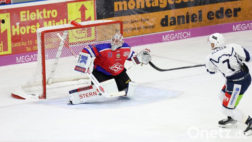 Der Weidener Stürmer Luca Gläser vergibt frei vor Goalie Timo Pielmeier eine Großchance. Die Blue Devils verloren am Sonntag beim Deggendorfer SC mit 1:3. Bild: Roland Rappel